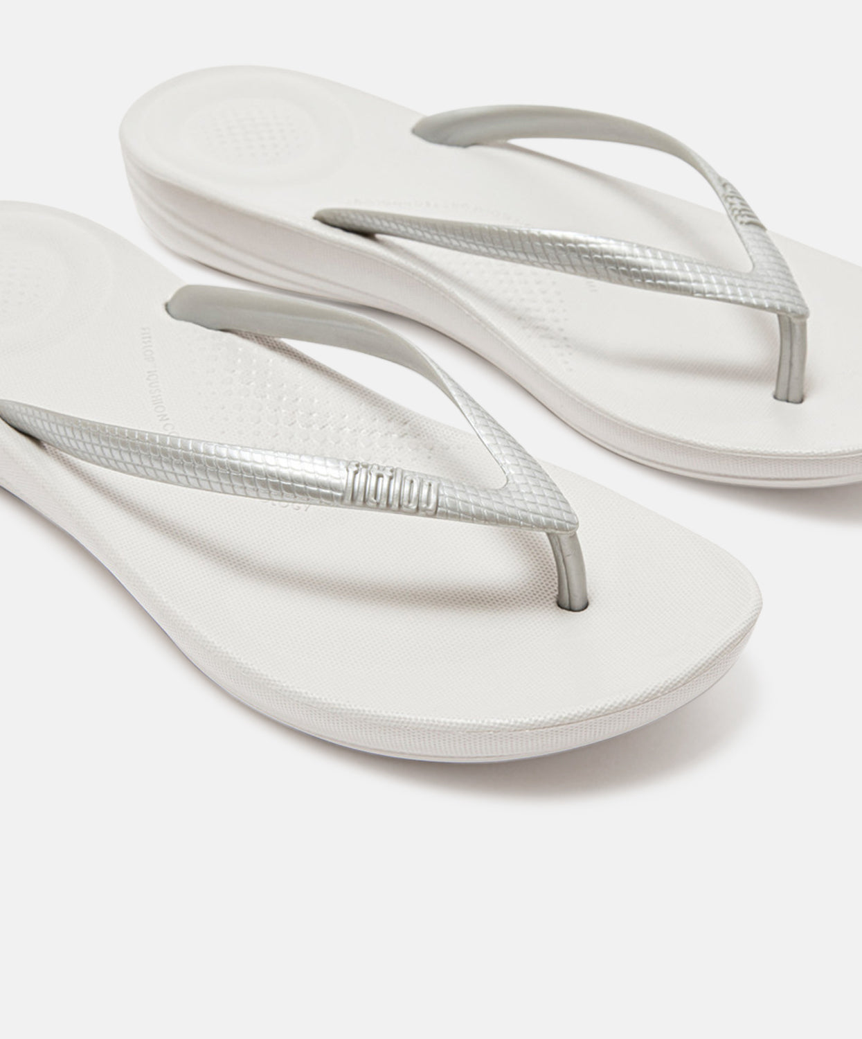 FitFlop iQushion Ergonomic Thongs Silver