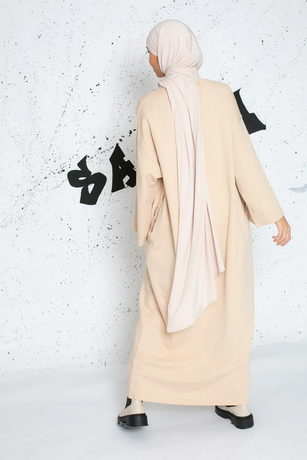 Vestido sudadera oversize beige manga ancha