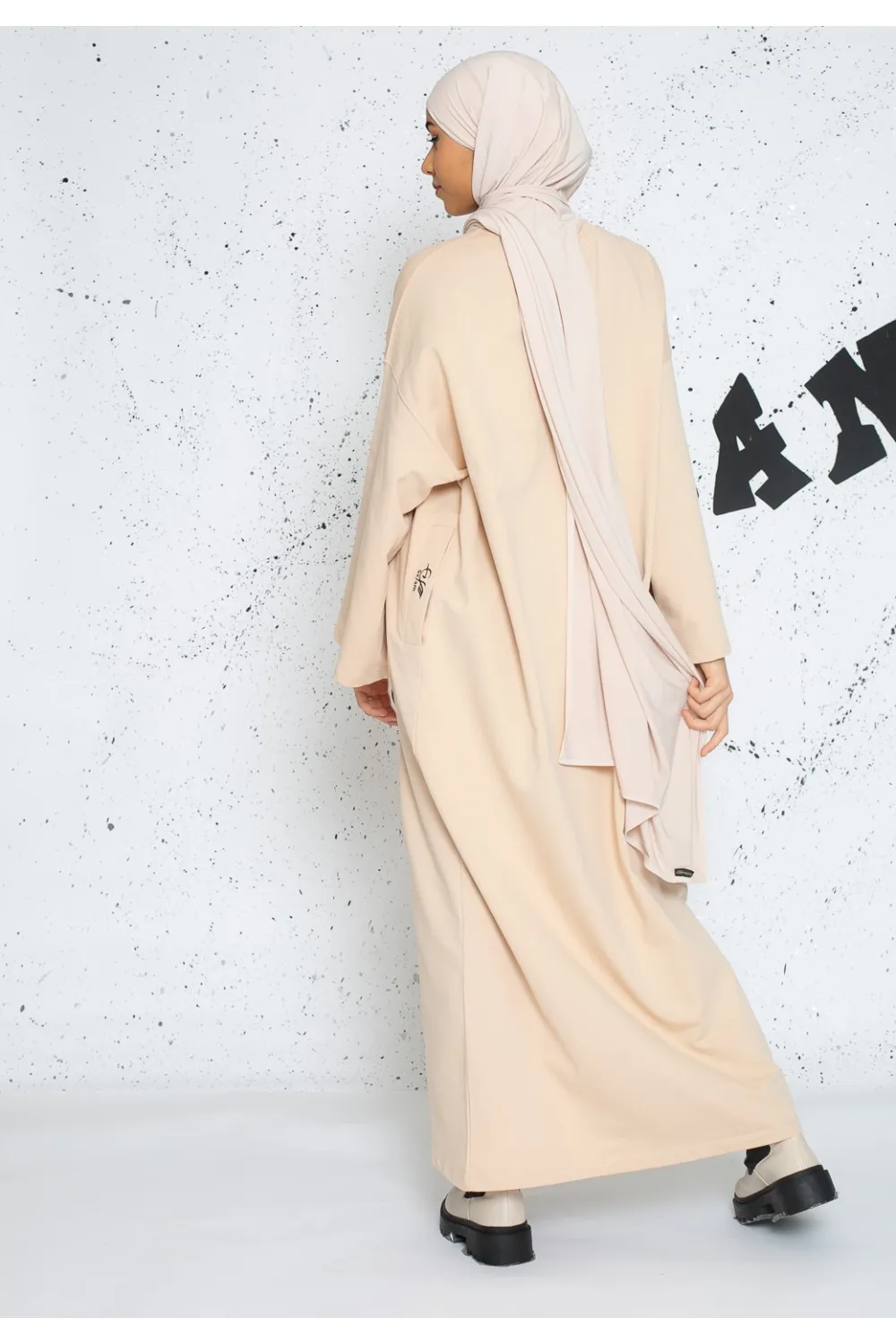 Vestido sudadera oversize beige manga ancha